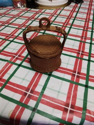 Pequeña cesta tejida única vintage con tapa y asa, ¿nativo americano? Look Foto 1 de 4
