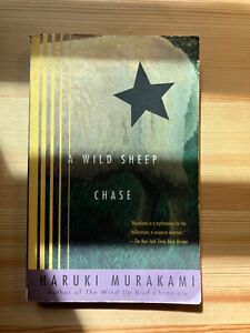 Eine wilde Schafjagd von Haruki Murakami - John Gall Cover Design - Handelstaschenbuch