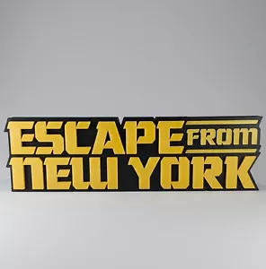ESCAPE From New York Logo Stand - Pezzo Decorativo | Insegna Logo Film | Shelf Art - Foto 1 di 4