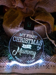 First Christmas As A Mum Personalised Name Bauble LED Light Tree Decoration - Foto 1 di 10