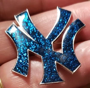 NEW YORK YANKEES GLITTER NY Lapel Pin / BROOCH - Picture 1 of 4