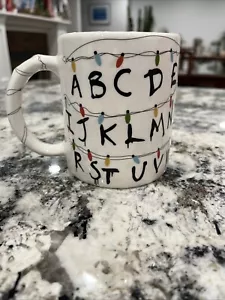 Taza de café de gres Stranger Things Alphabet Lights-Core Home 17 oz - Nueva 🔥 - Imagen 1 de 6