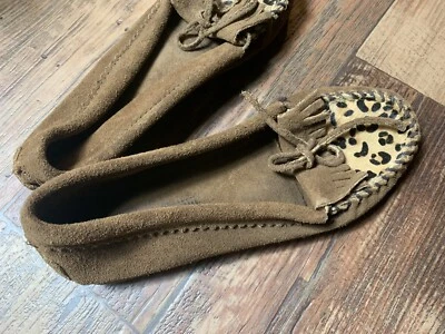 Mocasines Minnetonka Kilty teñidos pelo de becerro estampado de leopardo - Taupe | Talla US 6,5 Foto 1 de 4