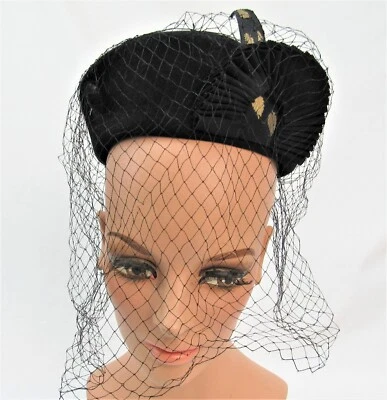 Sombrero de fieltro negro vintage años 40 plisado con detalles dorados Foto 1 de 4