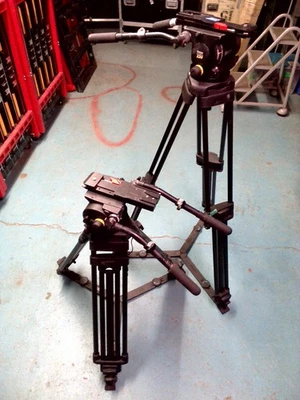 VINTEN VISION 250 STUDIO FLUID TELESCOPIC PANBAR CAMERA TRIPOD - Image 1 of 2