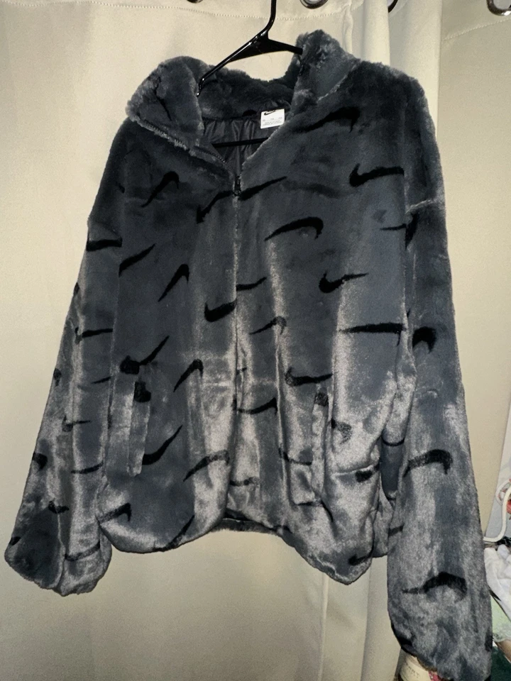 Chaqueta Nike Sportswear AOP de piel sintética en negro para mujer talla XXL Foto 1 de 4