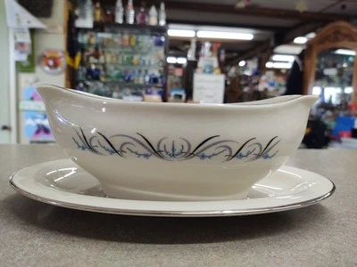 BARCO SALSA CHINA DE HUESO FINO POR SOCIEDAD + PLACA BASE "VALS DE PRIMAVERA" HECHO EN EE. UU. Foto 1 de 4