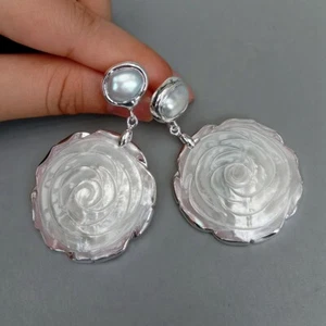 Pendientes colgantes colgantes de flores talladas con cáscara de perlas blancas de 2,4 - Imagen 1 de 6