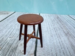 Casa de muñecas miniatura ~ Taburete de madera Don Cnossen Shaker 1986 vintage firmado - Imagen 1 de 5
