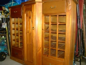 RETRO VINTAGE TIMBER CABOT 30 WINE BOTTLES HOLDER 3 SHELF MIDDLE 4 SLIDE DRAWER - Picture 1 of 12