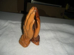 Escultura de manos de oración tallada en madera de 6" de alto sin firmar probablemente hecha en Israel - Imagen 1 de 3