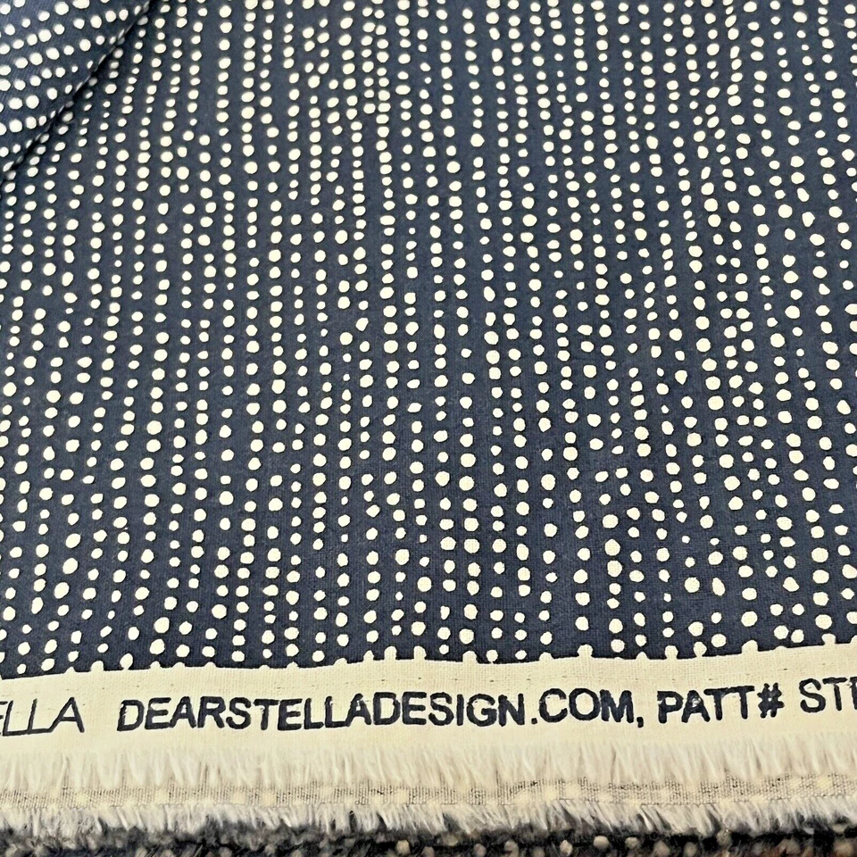 Tela de coser acolchada de algodón azul/azul marino con puntos blancos en Dear Stella -2,5 yardas Foto 1 de 4