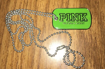COLLAR CADENA BOLA COLGANTE METAL ETIQUETA DE PERRO VERDE ESMALTADO ROSA VICTORIA'S SECRET Foto 1 de 4