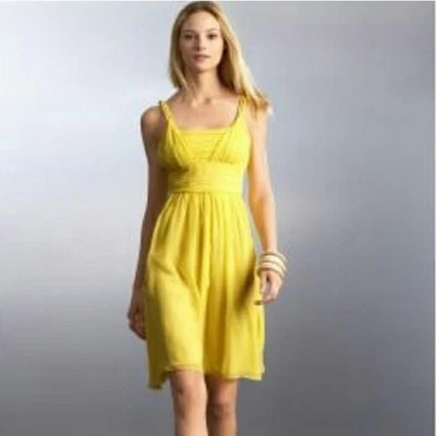 Vestido plisado de seda Banana Republic amarillo limón con correa de espagueti torcida, talla 6 Foto 1 de 4