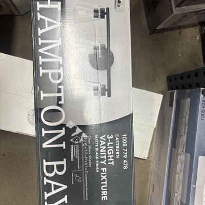 Hampton Bay Eastburn 22 pulgadas Vidrio transparente con luz de tocador negro mate de 3 luces Foto 1 de 3