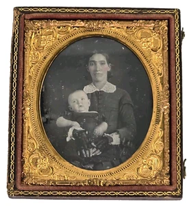 Antica foto dagherrotipo mezza custodia bella donna vittoriana che tiene bambino - Foto 1 di 4