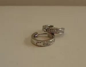 ORECCHINI HUGGIE 11 MM .50 CT DIAMANTI CREATI IN LABORATORIO / ARGENTO STERLING 925 - Foto 1 di 7