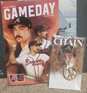 Braves Spencer Strider Chain And 2023 GameDay Program  - Foto 1 di 5