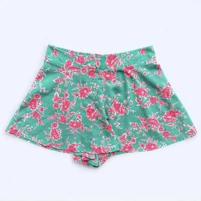 Pantalones Cortos Charlotte Russe Cintura Alta Floral Fluidos en Verde/Rosa Talla Pequeña Foto 1 de 4