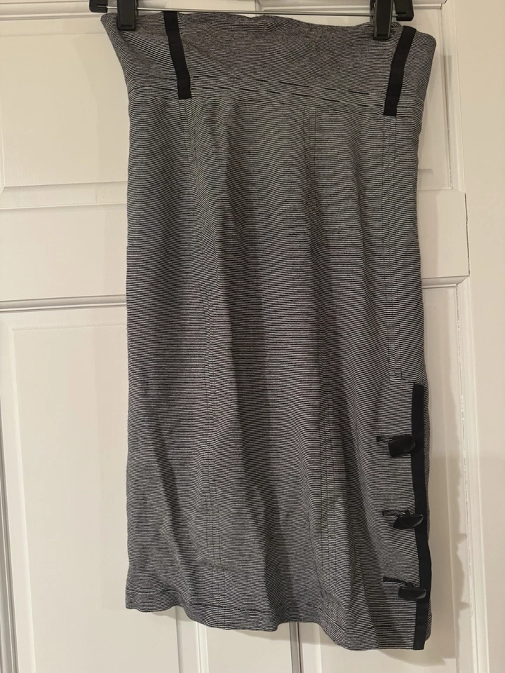 Falda yoana baraschi talla 4 negra excelente estado usada Foto 1 de 4