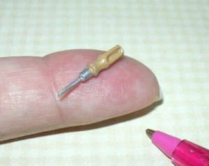 Miniatur kleiner Metallguss Schraubendreher mit lackiertem Griff (3/4 Zoll): Puppenhaus 1:12 - Bild 1 von 1