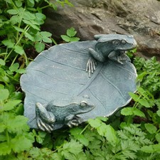 Zwei Bronzed grün Frösche auf einem Blatt Garten Terrasse Teich Ornament Figur Statue Dekor