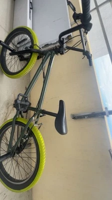Ein BMX Bike Is Nicht Viel Benutz Is Noch Sehr Gut Reifen Kann Man Aufpumpen - Bild 1 von 4