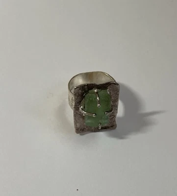 Anillo de plata de ley hecho a mano con piedra de vidrio de mar verde Foto 1 de 4