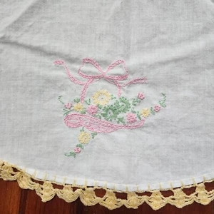 Vintage Oval Pastel Pink Embroidered Flower Basket Dresser Scarf Crocheted Trim - Picture 1 of 7