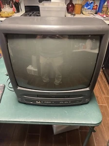 Symphonic 19” VHS CRT TV With Remote - Picture 1 of 8