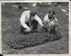 1933 Press Photo AH Dodd & daughter Justine at grave of Mrs Dodd in Cleveland,O.