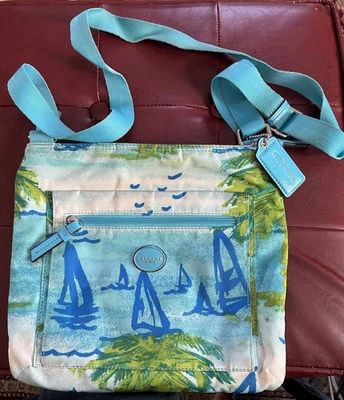 Coach Resort Beach Scene File Bag, Excellent Condition, Rare Design - Image 1 of 4