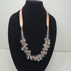Collar llamativo cinta rosa polvorienta con racimos de cuentas de vidrio grandes transparentes - Imagen 1 de 3