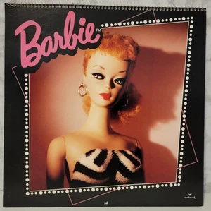 Calendario Hallmark Barbie 1995 nunca usado hermosas fotografías - Imagen 1 de 2