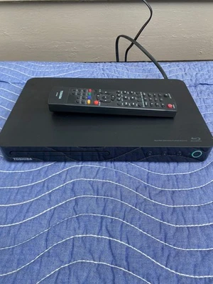 Reproductor de discos Toshiba Blue-Ray BDX3400 y paquete remoto Foto 1 de 4