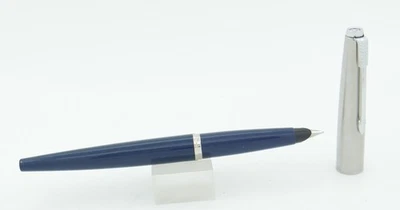 Pluma Estilográfica Parker 45 Azul con Tapa Inoxidable y Borde Cromo - Plumín Fino - EE. UU. - 1981 Foto 1 de 4