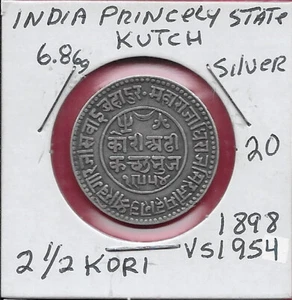 INDIA STATI PRINCIPESCHI KUTCH 2 1/2 KORI 1898VS-1954 TRIDENTE, MEZZALUNA E PUGNALE, V - Foto 1 di 2