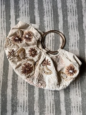 Cartera Anthropologie Flores Con Cuentas Media Luna, Asas Redondas de Metal, Crema Foto 1 de 4