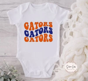 Groovy Gators Baby Strampler | Alligatoren Baby Strampler | Retro Alligatoren Neugeborenes Strampler Geschenk - Bild 1 von 4