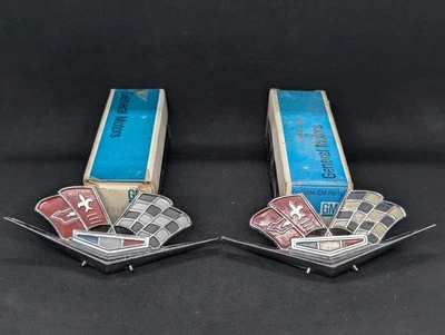 NUEVO EN STOCK 1963 1964 1965 1966 CHEVROLET CORVETTE BANDERAS CRUZADAS GUARDABARROS EMBLEMA CONJUNTO PAR Foto 1 de 4
