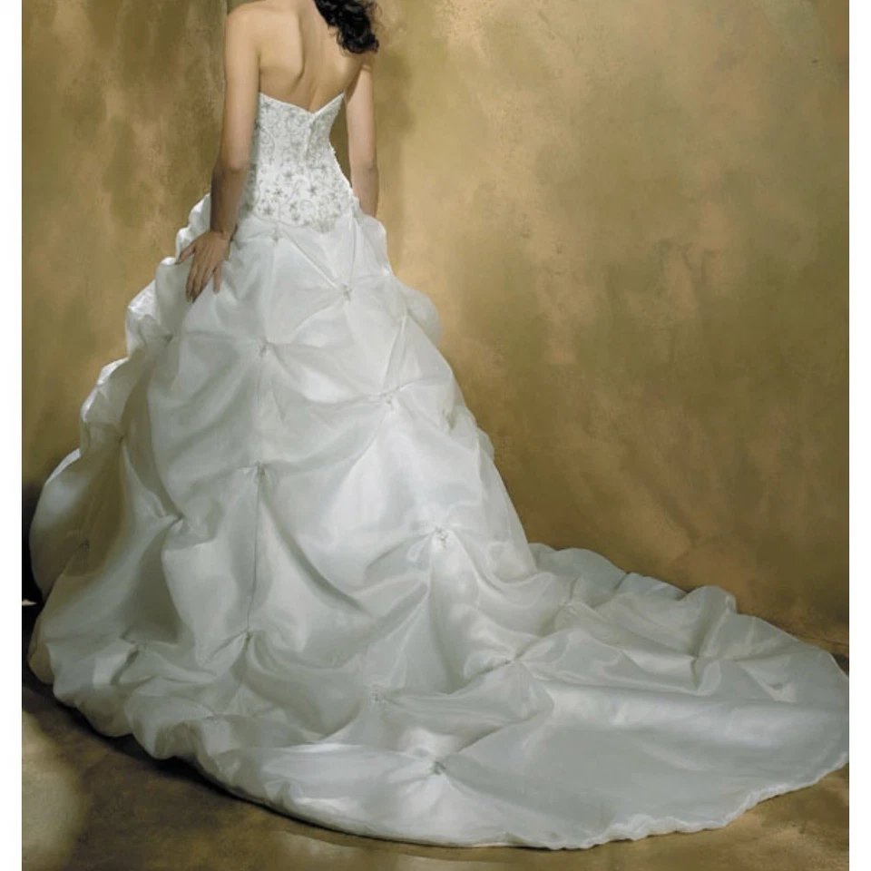 Vestido de novia Allure sin tirantes sin tirantes capilla tren satinado organza 8326 Foto 1 de 4