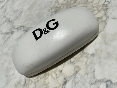 Estuche rígido para gafas de sol Dolce & Gabbana forrado de fieltro blanco D&G Foto 1 de 4