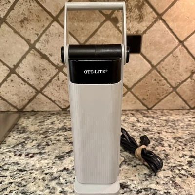 Lámpara de Escritorio Plegable OTT-LITE Modelo OTL-13TCG TrueColor para Coser Artesanías Foto 1 de 4