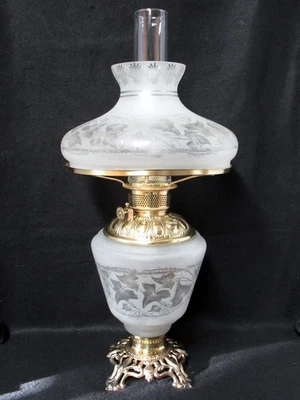 АНТИКВАРНАЯ МАТОВАЯ МАСЛЯНАЯ ЛАМПА ДЛЯ ГОСТИНОЙ ИЗ ПРОЗРАЧНОГО СТЕКЛА 5 ДЮЙМОВ ЛАТУННЫЙ МАСЛЯНЫЙ ШРИФТ - Изображение 1 из 4