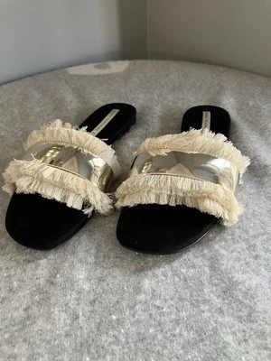 Sandálias Zara Trafaluc tamanho 8/39 franja marfim pulseira dourada biqueira aberta plana - Imagem 1 de 4