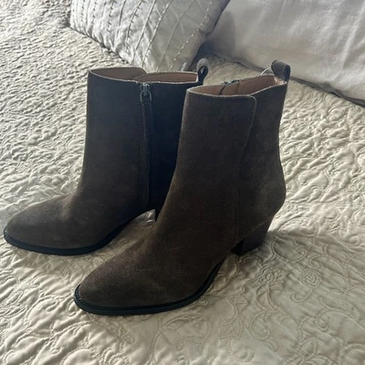 Botines Banana Republic de gamuza verde oscuro con cremallera lateral y tacón bloque Foto 1 de 4