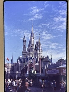 Diapositiva vintage 1977 35 mm Disney World Castillo de Cenicienta en Magic Kingdom  - Imagen 1 de 3