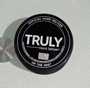 disco de hockey inglasco TRULY HARD SELTZER nhl disco de juego oficial - Imagen 1 de 3