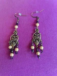 Pendientes perforados artesanales de latón dorado imitación perlas púrpura cuentas - Imagen 1 de 4
