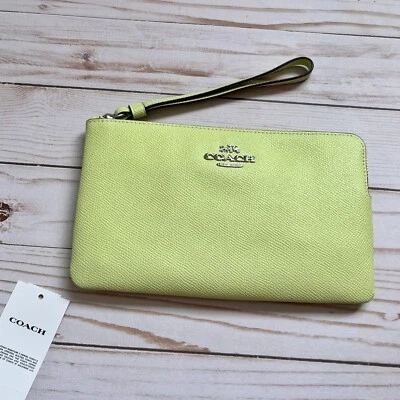 Muñequera grande COACH de cuero granulado cruzado con cremallera en la esquina verde lima pálido 7,75"x4,75" Foto 1 de 4